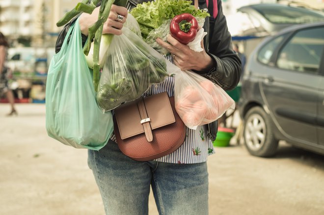 Eden glavnih namenov direktive je zmanjšati količino plastičnih odpadkov, ki jih ustvarimo. FOTO: Shutterstock