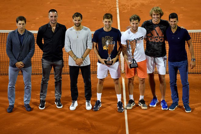 Beograjski teniški spektakel pod taktirko Novaka Đokovića (desno) so na igrišču, z leve, izpeljali Dušan Lajović, Viktor Troicki, Grigor Dimitrov, Filip Krajinović, Dominic Thiem in Alexander Zverev. FOTO: AFP