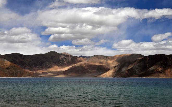 Meja med Indijo in Kitajsko je dolga 3500 kilometrov. Na fotografiji jezero Pangong Tso, kjer Kitajska in Indija v zadnjem času kopičita sile. FOTO: Prakash Singh/AFP