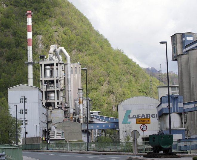 Tovarne Lafarge brez presoje vplivov na okolje ne bo moč oživljati. FOTO: Tomi Lombar/Delo