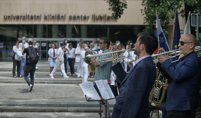 Koncert orkestra RTV Slovenije pred Kliničnim centrom. FOTO: Blaž Samec