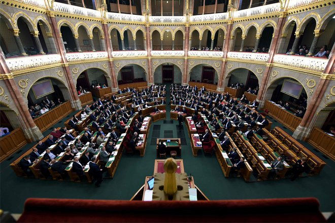 Parlament, v katerem ima večino vladajoča stranka Fidesz, je odpravo izrednih razmer potrdil s 192 glasovi za, nihče ni glasoval proti. FOTO: Attila Kisbenedek/AFP