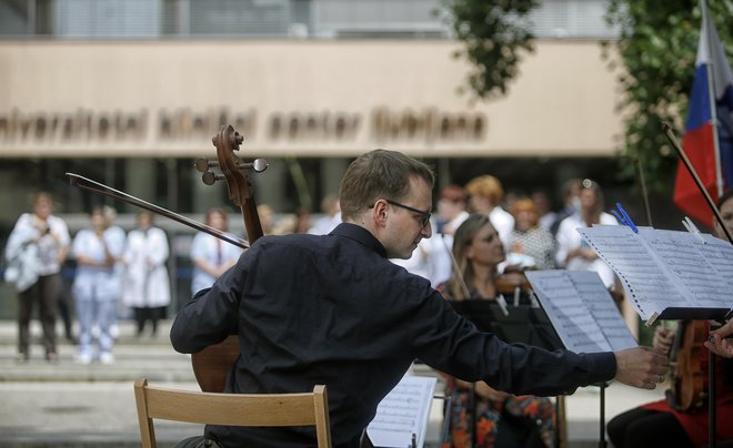 Koncert orkestra RTV Slovenije pred Kliničnim centrom. FOTO: Blaž Samec