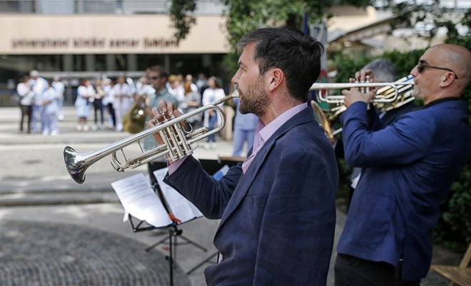 Koncert orkestra RTV Slovenije pred Kliničnim centrom. FOTO: Blaž Samec