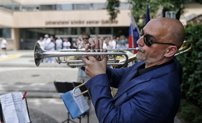 Koncert orkestra RTV Slovenije pred Kliničnim centrom. FOTO: Blaž Samec