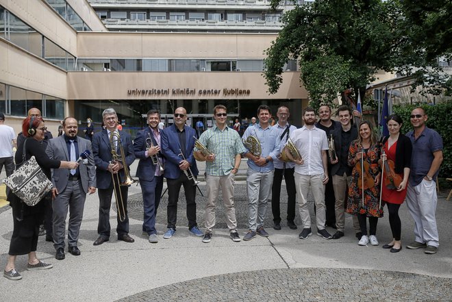 Koncert orkestra RTV Slovenije pred Kliničnim centrom. FOTO: Blaž Samec