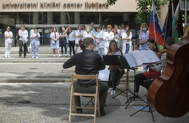 Koncert orkestra RTV Slovenije pred Kliničnim centrom. FOTO: Blaž Samec