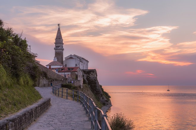 Pešpot med Fieso in Piranom se vije tik ob morju. Foto Jaka Ivančič