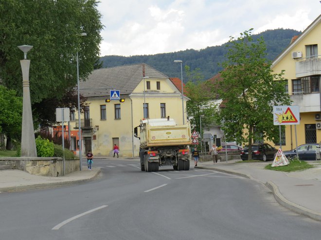 Cesta skozi Moravče je sicer obnovljena, a nevarna za vse udeležence v prometu. FOTO: Bojan Rajšek/Delo