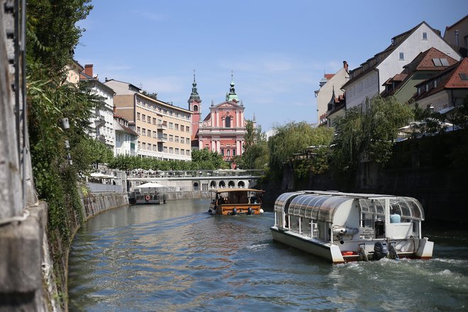 Ladijski promet na Ljubljanici, ki se je iz leta v leto povečeval, se je ob epidemiji popolnoma ustavil. FOTO: Leon Vidic/Delo