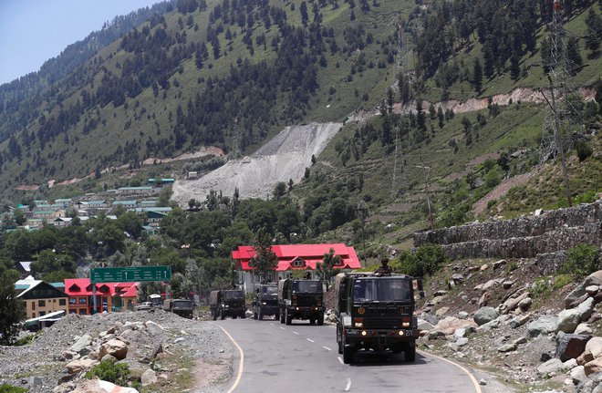 Indijski vojaki na poti v provinco Ladak na meji s Kitajsko. FOTO: Danish Ismail/Reuters