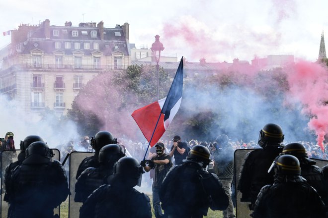 Množični protesti zdravstvenih delavcev v Parizu Foto: Alain Jocard/Afp