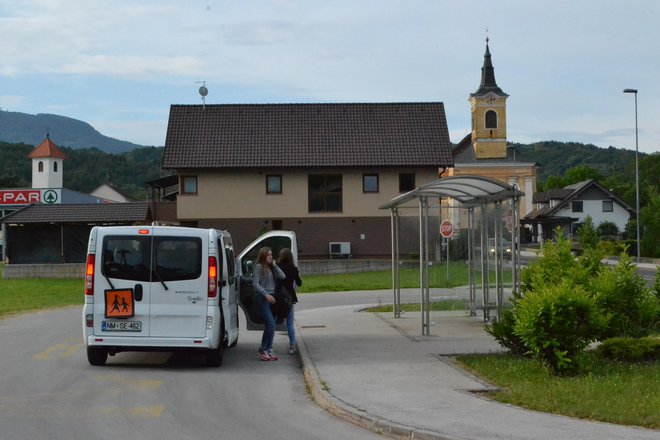 Kombinirana vozila za prevoz otrok morajo biti opremljena s tahografom, da bi preprečili vožnjo preutrujenim voznikom. Če bi obveljal predlog poslank koalicije, bi to varnostno zahtevo odpravili. Foto Jakše Gazvoda Tanja