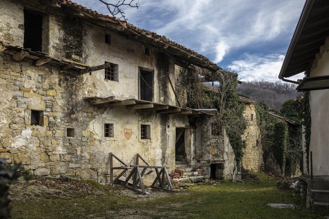 Lani je bila pod žarometi prazna briška vas Slapnik, ki naj bi jo obnovili v okviru resničnostnega šova. FOTO: Voranc Vogel/Delo