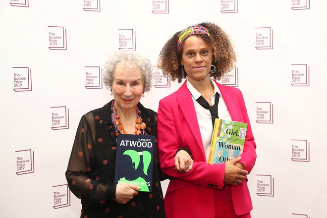 Združenju temnopoltih avtorjev se je pridružila tudi&nbsp; Bernardine Evaristo, ki je lani skupaj z Margaret Atwood dobila Bookerjevo nagrado za leposlovje. FOTO: Simon Dawson/Reuters