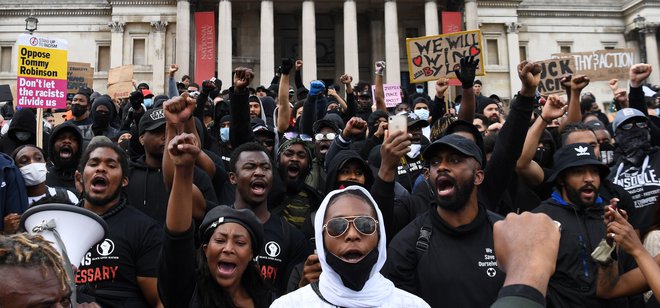 Tudi v Veliki Britaniji se vrstijo javni protesti gibanja Black Lives Matter kot na posnetku iz Londona. Po svoje so se jim zdaj pridružili britanski temnopolti avtorji. FOTO: Daniel Leal-Olivas/AFP