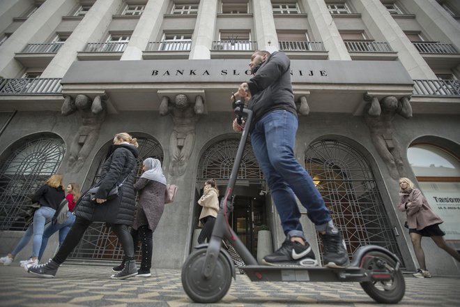 Kriza je v prvih štirih mesecih že krepko zarezala v dobičke bank, ugotavljajo v Banki Slovenije. FOTO: Leon Vidic/Delo