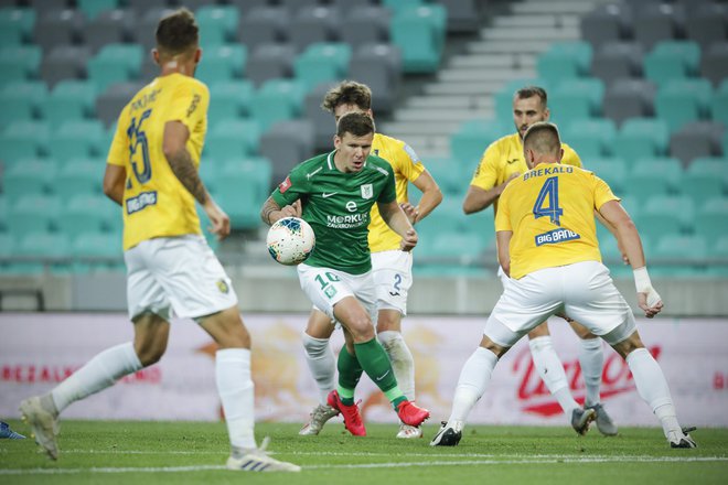 Tako nepsorečenega prvega polčasa, kot ga je imela Olimpija proti Bravu, ne pomni niti slovenski reprezentant Roman Bezjak (v sredini). FOTO: Uroš Hočevar/Delo