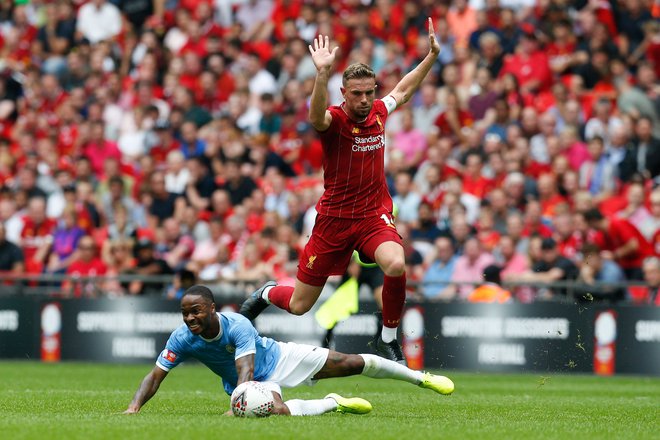 Liverpool (Jordan Henderson) in Manchester City (Raheem Sterling) se bosta srečala 2. julija. FOTO: AFP