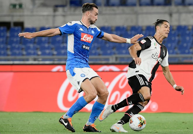 Cristiano Ronaldo se proti Napoliju ni izkazal. Na fotografiji njegov dvoboj iz sredine pokalne tekme s Fabianom Ruizom, neapeljskim Špancem. FOTO: Filippo Monteforte/AFP