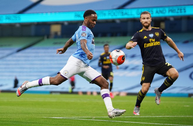 Raheem Sterling je takole zabil uvodni gol na derbiju Manchester Cityja in Arsenala. FOTO: Dave Thompson/Reuters