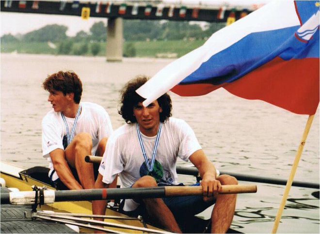 Iztok Čop in Denis Žvegelj sta 1. avgusta 1991 na svetovnem prvenstvu na Dunaju osvojila srebrno kolajno v dvojcu brez krmarja Foto: Veslaška Zveza Slovenije