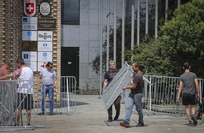 Postavljanje ograj za današnje proteste. FOTO: Jože Suhadolnik/Delo