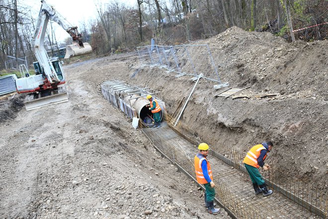 Triindvajset kilometrov kanalizacije bo zgradil konzorcij družb pod vodstvom Hidrotehnika. Dela naj bi bila končana do konca leta 2023. Fotografija je simbolična. Foto Tomi Lombar