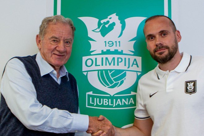 Predsednik Olimpije Milan Mandarić je stisnil roko novemu trenerju Dinu Skenderju. FOTO: NK Olimpija