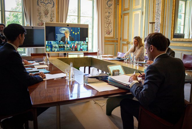 Francoski predsednik Emmanuel Macron med današnjim videovrhom EU. Pravih pogajanj ni bilo, voditelji so si le izmenjali stališča. FOTO: Eliot Blondet/Reuters