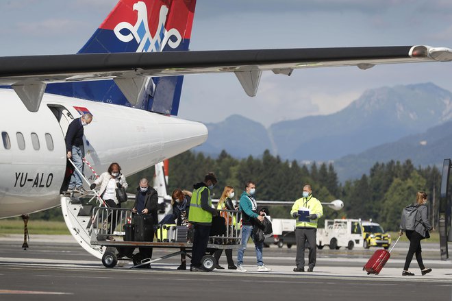 Letalski prevozniki se počasi vračajo v Ljubljano, prvi je bil Air Serbia. Foto: Leon Vidic/Delo