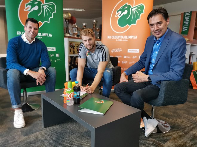 Jaka Blažič (v sredini), Sani Bečirovič (levo) in Davor Užbinec (desno) niso skrivali zadovoljstva po podpisu pogodbe. FOTO: KK Cedevita Olimpija