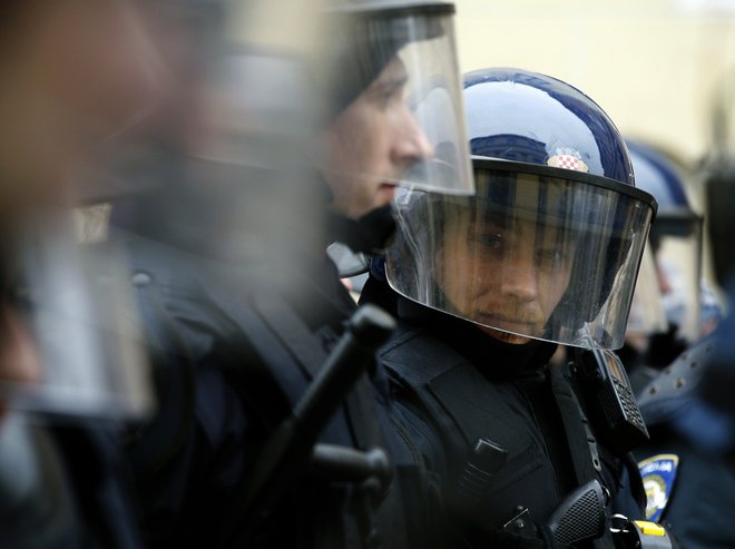 Hrvaška policija slovi po nasilju nad begunci. FOTO: Reuters