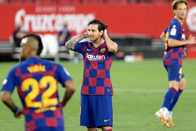 Barcelonin adut Lionel Messi se je v Sevilli upravičeno prijemal za glavo. FOTO: Cristina Quicler/AFP