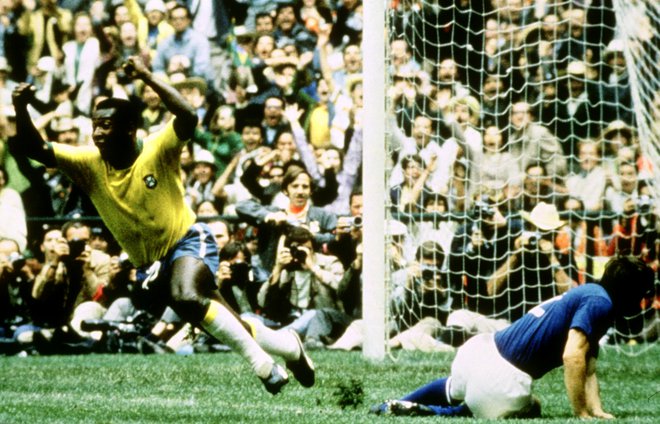 Nepozabni prizori iz Ciudad de Mexica: Pele se veseli prvega brazilskega gola v finalu SP z Italijo. Foto Reuters