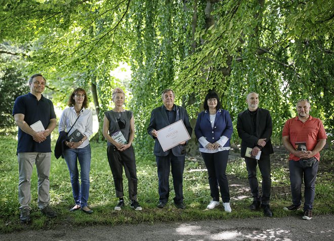 Branko Cestnik, Veronika Simoniti, Suzana Tratnik, Drago Jančar, Nataša Luša, Sebastijan Pregelj in Jiři Kočica. FOTO: Blaž Samec/Delo