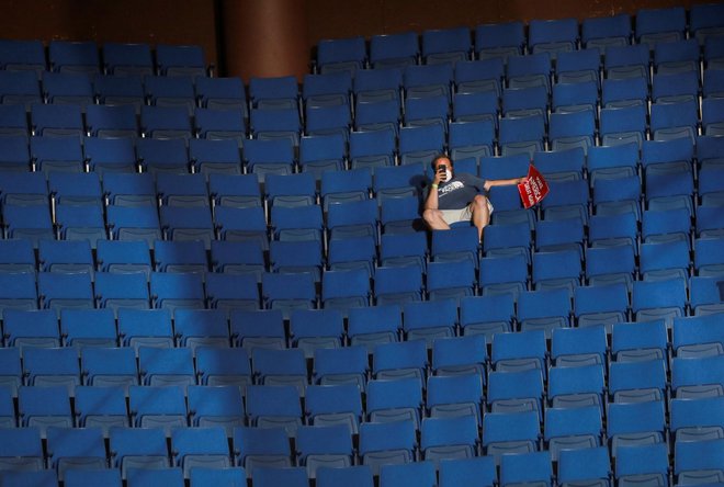 Osamljen Trumpov privrženec v zgodnjem delu arene v Tulsi. FOTO: Leah Millis/Reuters