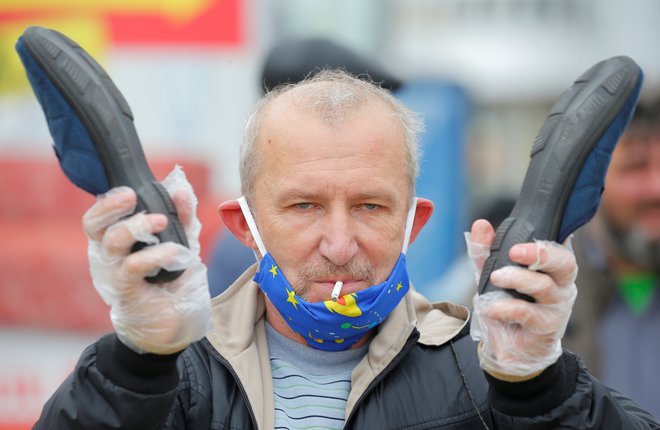 Lukašenka primerjajo s ščurkom iz pravljične pesmi ruskega pesnika Korneja Čukovskega, ki ustrahuje milijone ljudi. Zdaj se ga demonstranti skušajo znebiti s starim ljudskim pripomočkom: udarcem s copato. FOTO: Vasily Fedosenko/Reuters