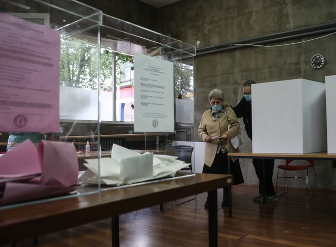 V Srbiji so v nedeljo potekale parlamentarne in lokalne volitve. FOTO: Oliver Bunic/AFP