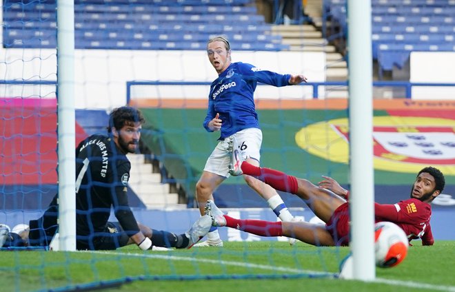 Tom Davies je takole zadel vratnico, po kateri so si nogometaši Liverpoola vidno oddahnili. FOTO: Jon Super/Reuters