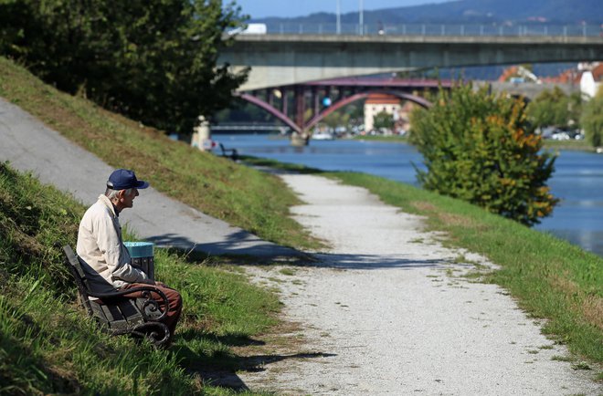 Postopna izguba sluha je nevarna, ker je takrat, ko starejši ugotovi, da izgublja sluh, pogosto že prepozno. Foto Tadej Regent