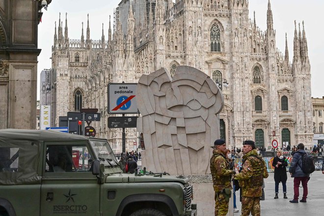 Italijanska vojska pred katedralo v Milanu na začetku epidemije covida-19. FOTO: Miguel Medina/AFP