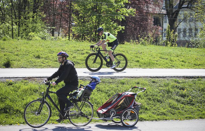 V Sloveniji kolesarijo vse generacije, prav tako gredo v promet vse vrste koles. FOTO: Jože Suhadolnik/Delo
