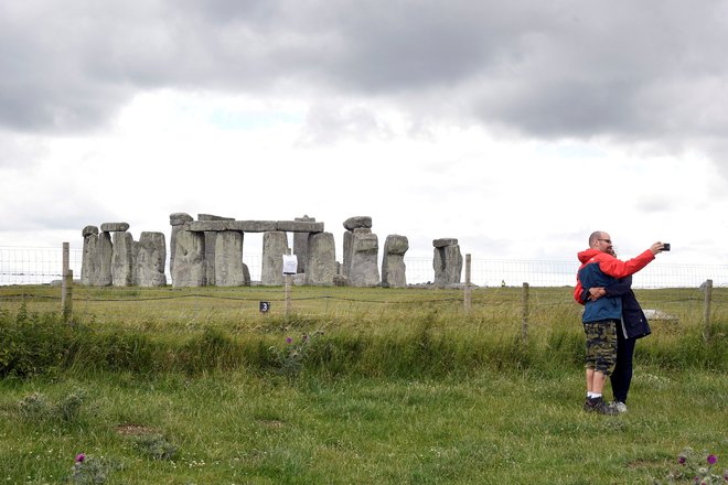 Odkritje arheologov z univerz St. Andrews, Birmingham, Warwick, Glasgow in Galles Trinity Saint David znova odpira tudi vprašanje funkcije samega Stonehengea. FOTO: Toby Melville/Reuters