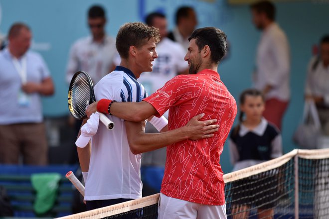 Novak Đoković (desno) se je v očeh množic v hipu prelevil iz junaka v bedaka, čeprav so bili njegovi nameni dobri. FOTO: Cropix