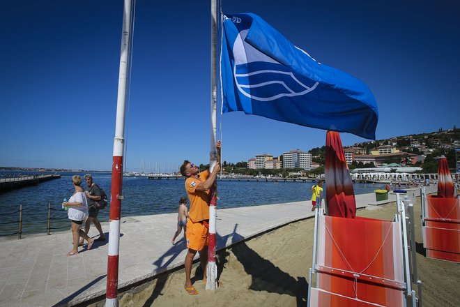 Reševalci iz vode budno spremljajo plažno dogajanje. FOTO: Jože Suhadolnik/Delo