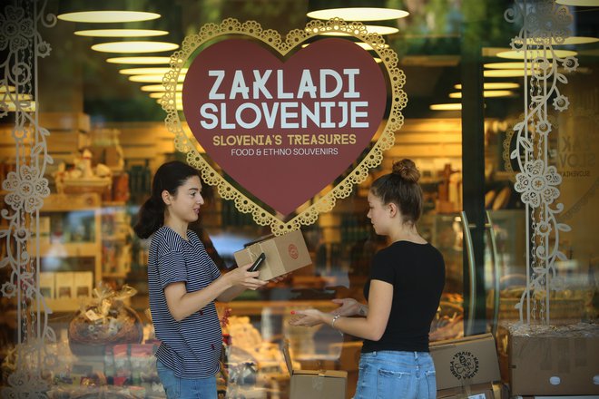 Negativne posledice nedeljskega zaprtja bi posebej čutile trgovine v turističnih in obmejnih krajih. FOTO Jure Eržen/Delo