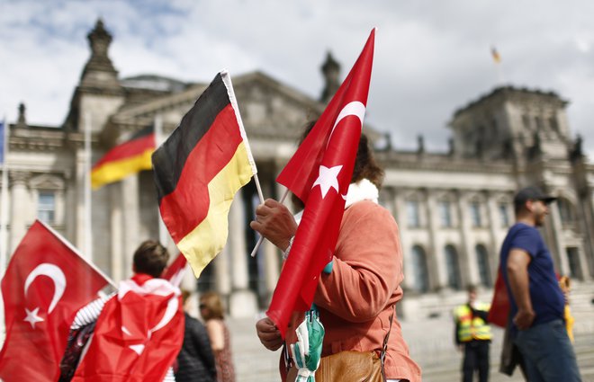 Medtem ko je nemški zunanji minister na obisku v Turčiji, notranji minister načrtuje radikalno zmanjšanje vpliva Ankare na muslimanske prebivalce v Nemčiji. FOTO: Reuters
