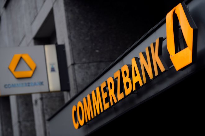 Novica o tem, da bo morala Commerzbank zapustiti Dax, je še toliko bolj grenka, saj je bila frankfurtska finančna ustanova med ustanoviteljicami najpomembnejšega borznega indeksa osrednje evropske države. FOTO: Patrik Stollarz/AFP