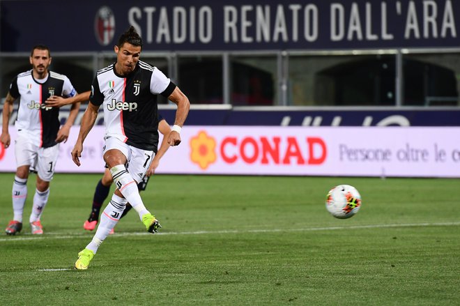 V Bologni je Cristiano Ronaldo po svojem osmem golu z enajstih metrov v tej sezoni v serie A prekosil tudi doslej najučinkovitejšega rojaka v zgodovini italijanskega prvenstva&nbsp; Ruia Costo. FOTO: Miguel Medina/AFP